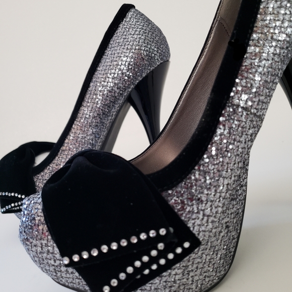NEW Stilettos High Heels Silver Sparkly with Black Bows Sz 8 - Picture 7 of 9